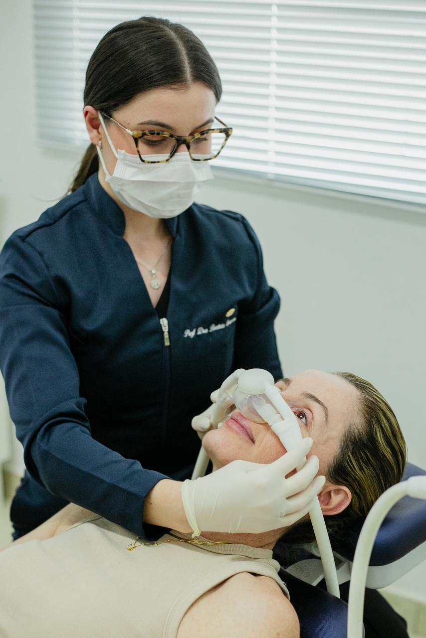 Paciente tranquilo recebendo sedação consciente com óxido nitroso, consultório Dra. Beatriz Pileggi Limeira-SP