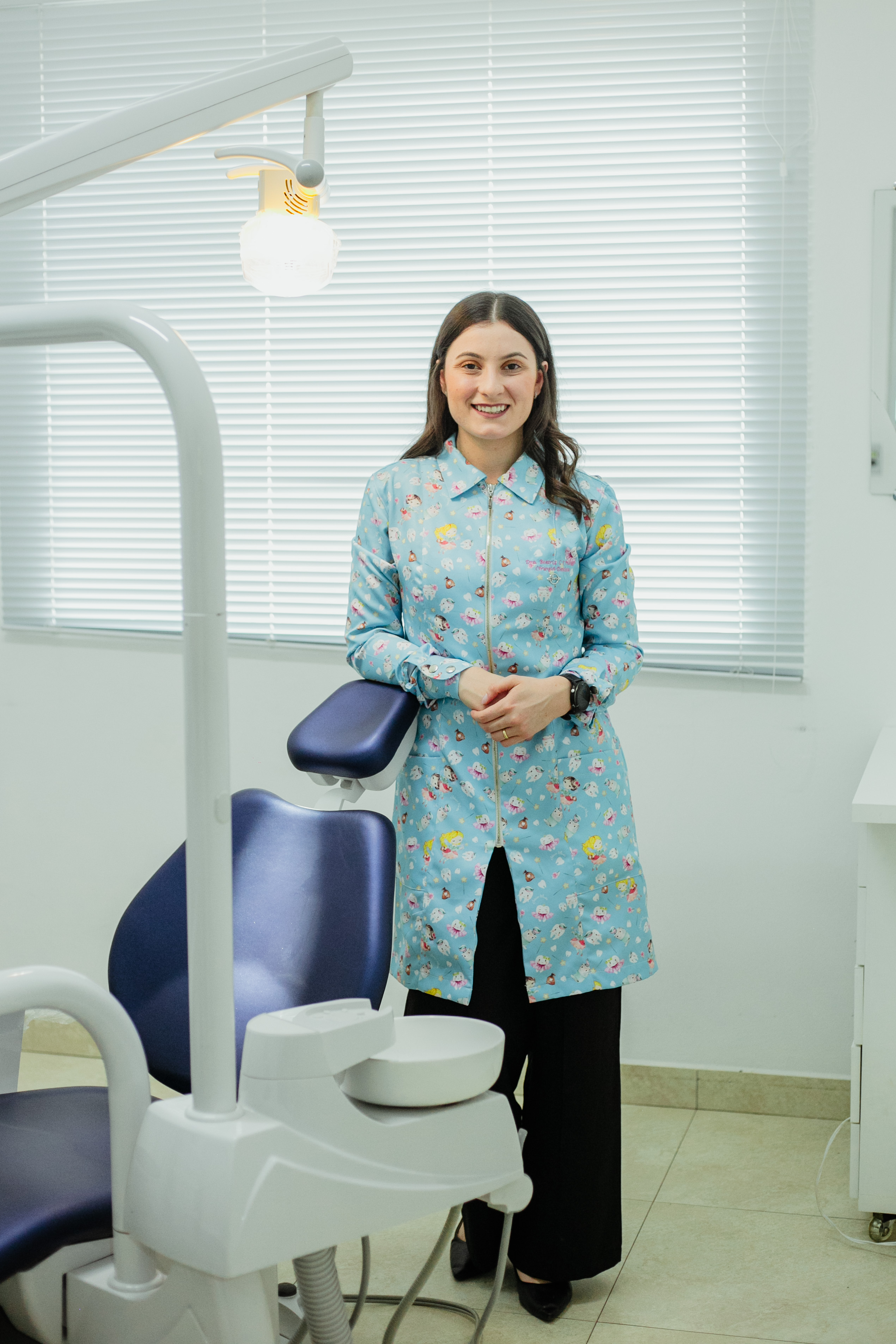 Dra. Beatriz Pileggi durante atendimento no consultório em Limeira-SP